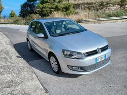 Argento Usata 2011 VW Polo Comfortline Tre volumi | 6700 € (Buon prezzo)
