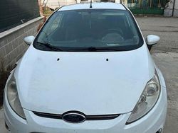 Bianco Usata 2011 Ford Fiesta Tre volumi | 4400 € (Buon prezzo)