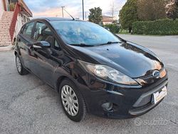 Nero Usata 2009 Ford Fiesta Ghia Tre volumi | 4200 € (Buon prezzo)