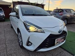 Bianco Usata 2017 Toyota Yaris Hybrid Active Tre volumi | 10.300 € (Buon prezzo)