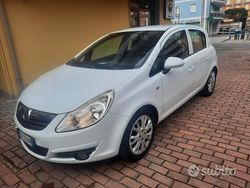 Bianco Usata 2009 Opel Corsa Tre volumi | 2800 € (Molto cara)