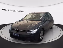 Dolphin grey met Usata 2021 VW Golf VIII Life Tre volumi | 20.300 € (Buon prezzo)