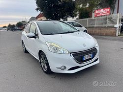 Bianco Usata 2014 Peugeot 208 Allure Due volumi | 6900 € (Cara)