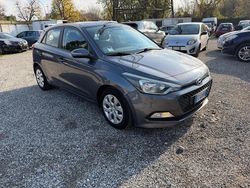 Grigio Usata 2015 Hyundai i20 Comfort Tre volumi | 4900 € (Ottimo prezzo)