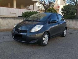 Grigio Usata 2010 Toyota Yaris Sol Tre volumi | 5900 € (Buon prezzo)