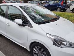 Bianco Usata 2017 Peugeot 208 Active Due volumi | 8499 € (Buon prezzo)