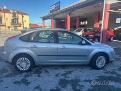 Grigio Usata 2006 Ford Focus Tre volumi | 3800 € (Molto cara)