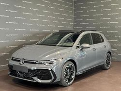 Grigio Nuova 2025 VW Golf VIII R-line Tre volumi | 38.900 € (Molto cara)