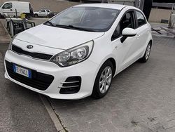 Bianco Usata 2016 Kia Rio Tre volumi | 5950 € (Buon prezzo)
