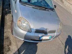 Grigio Usata 2000 Toyota Yaris Tre volumi | 1000 € (Ottimo prezzo)