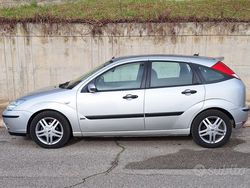 Grigio Usata 2002 Ford Focus Zetec Tre volumi | 1250 € (Cara)