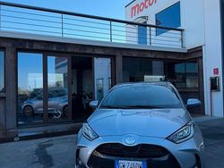 Grigio Usata 2024 Toyota Yaris Hybrid Tre volumi | 22.000 € (Buon prezzo)