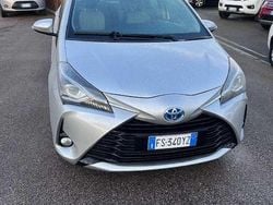 Grigio Usata 2018 Toyota Yaris Hybrid Style Tre volumi | 13.900 € (Cara)