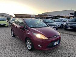 Rosso Usata 2012 Ford Fiesta Tre volumi | 4800 € (Buon prezzo)