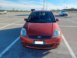 Usata 2007 Ford Fiesta Ghia Tre volumi | 2300 € (Buon prezzo)
