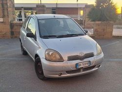 Argento Usata 2000 Toyota Yaris Sol Tre volumi | 1000 € (Buon prezzo)
