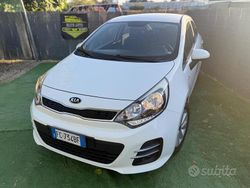 Bianco Usata 2016 Kia Rio Tre volumi | 5800 € (Buon prezzo)