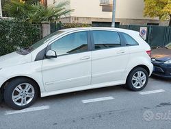 Bianco Usata 2011 Mercedes 180 Tre volumi | 4900 €