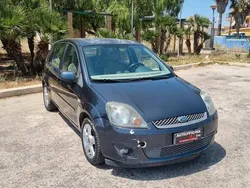 Grigio Usata 2006 Ford Fiesta Ghia Due volumi | 2200 € (Buon prezzo)