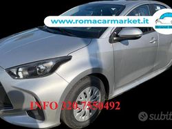 Grigio Nuova 2025 Toyota Yaris Hybrid Active Tre volumi | 21.490 € (Cara)