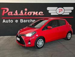Rosso Usata 2015 Toyota Yaris Tre volumi | 8550 € (Buon prezzo)