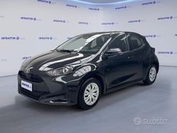 Black mica / ink Usata 2025 Toyota Yaris Hybrid Active Tre volumi | 20.890 € (Buon prezzo)