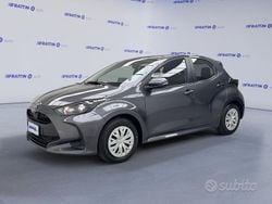Gray Usata 2025 Toyota Yaris Hybrid Active Tre volumi | 20.890 € (Buon prezzo)