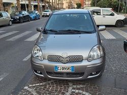 Grigio Usata 2003 Toyota Yaris Due volumi | 2300 € (Buon prezzo)