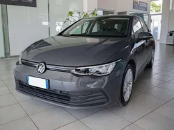 Grigio Usata 2021 VW Golf VIII Life Tre volumi | 16.900 € (Buon prezzo)