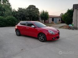 Rosso Usata 2015 Alfa Romeo Giulietta Tre volumi | 7000 € (Buon prezzo)