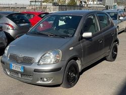 Grigio Usata 2005 Toyota Yaris Tre volumi | 1990 € (Buon prezzo)
