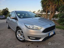Grigio Usata 2015 Ford Focus Tre volumi | 9800 € (Molto cara)
