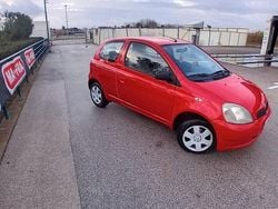 Rosso Usata 1999 Toyota Yaris Tre volumi | 1500 € (Buon prezzo)