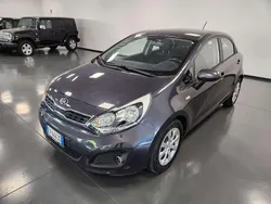 Grigio Usata 2015 Kia Rio 2 Tre volumi | 5600 € (Buon prezzo)