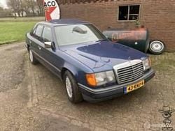 Blu Usata 1986 Mercedes E300 Tre volumi | 7450 €