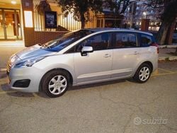 Grigio Usata 2015 Peugeot 5008 Monovolume | 5500 € (Buon prezzo)