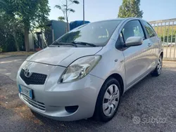 Argento Usata 2007 Toyota Yaris Tre volumi | 4300 € (Buon prezzo)