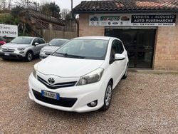 Bianco Usata 2013 Toyota Yaris Tre volumi | 6200 € (Buon prezzo)