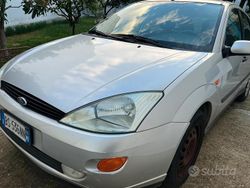 Grigio Usata 2001 Ford Focus Tre volumi | 2500 €