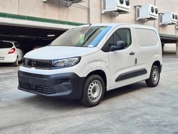 Bianco Nuova 2025 Opel Combo S Tre volumi | 25.700 € (Cara)