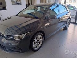 Grigio Usata 2024 VW Golf VIII Life Tre volumi | 26.900 € (Buon prezzo)