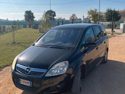 Nero Usata 2009 Opel Zafira Monovolume | 2400 €