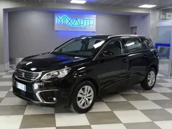 Nero metallizzato Usata 2018 Peugeot 5008 Business-Line Monovolume | 18.500 € (Buon prezzo)