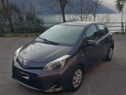 Grigio Usata 2014 Toyota Yaris Hybrid Tre volumi | 7800 € (Buon prezzo)
