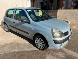 Grigio Usata 2004 Renault Clio II Tre volumi | 1000 € (Ottimo prezzo)