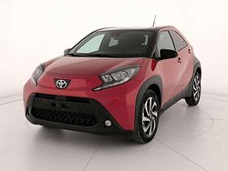 Chili red & black met Nuova 2025 Toyota Aygo X Trend SUV | 17.900 € (Buon prezzo)