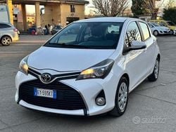 Bianco Usata 2015 Toyota Yaris Lounge Tre volumi | 7200 € (Ottimo prezzo)