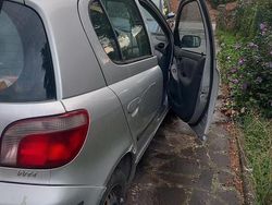 Grigio Usata 2002 Toyota Yaris Due volumi | 1650 € (Buon prezzo)