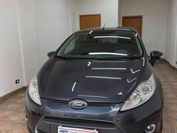 Grigio Usata 2009 Ford Fiesta Titanium Tre volumi | 4499 € (Buon prezzo)