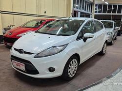 Bianco Usata 2010 Ford Fiesta Tre volumi | 4800 € (Buon prezzo)